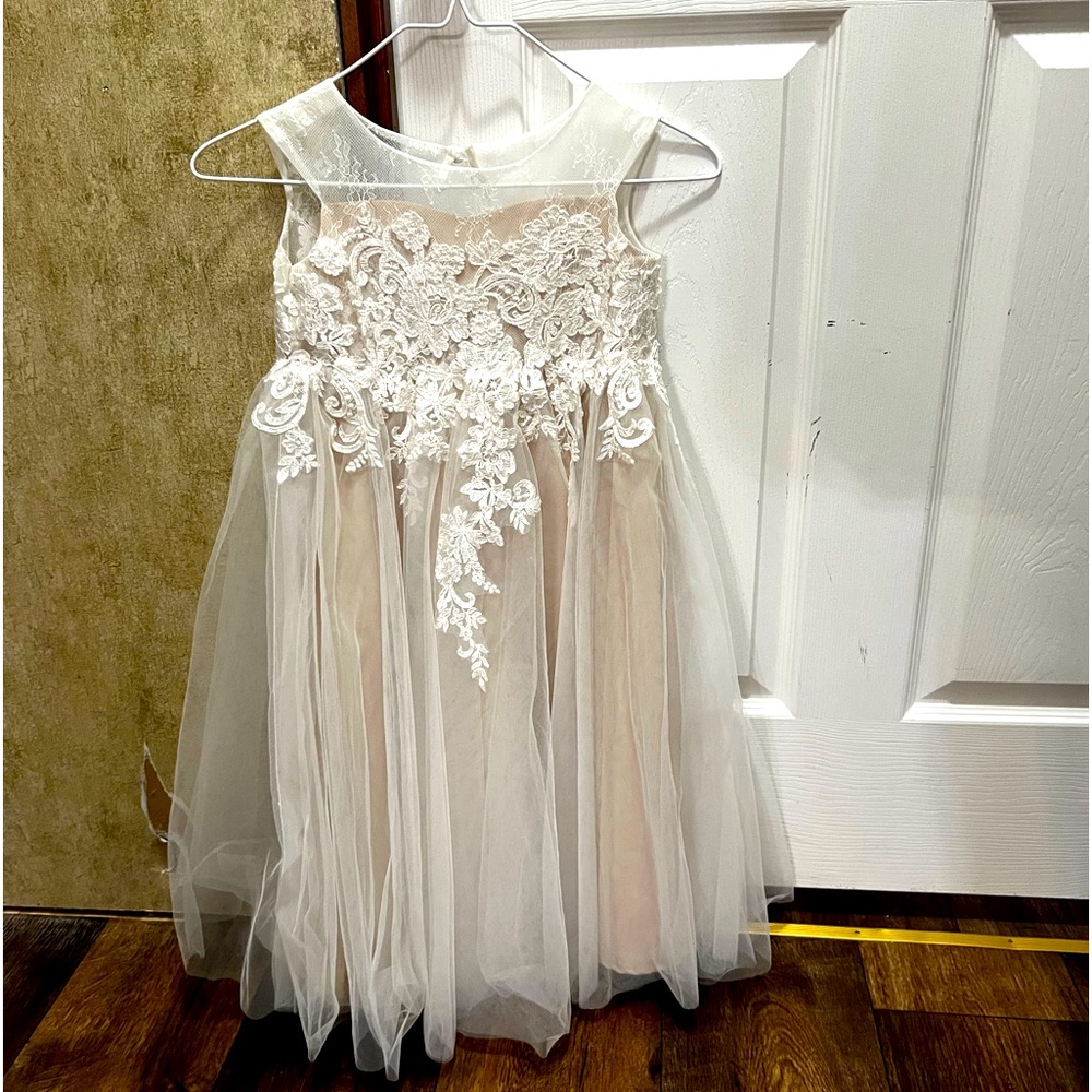 Little girls size 4 ( fits like a 6) formal wedding dress.